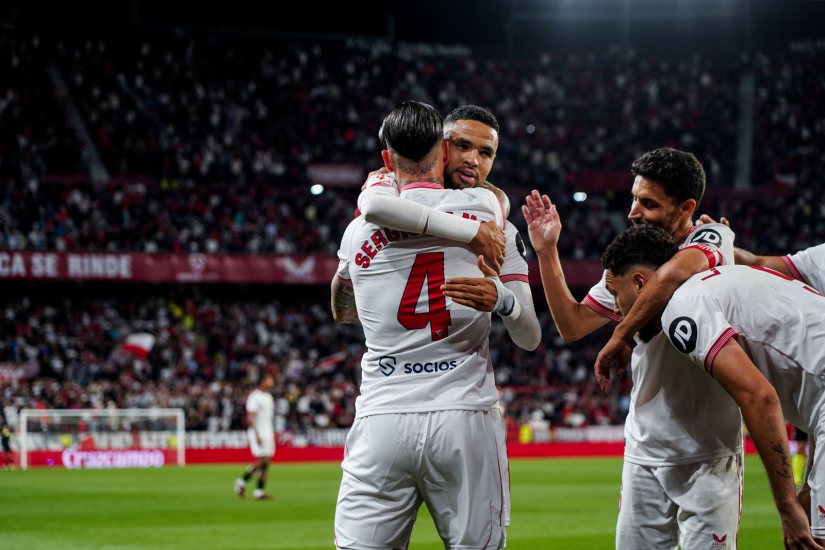 En-Nesyri celebra su gol con Sergio Ramos