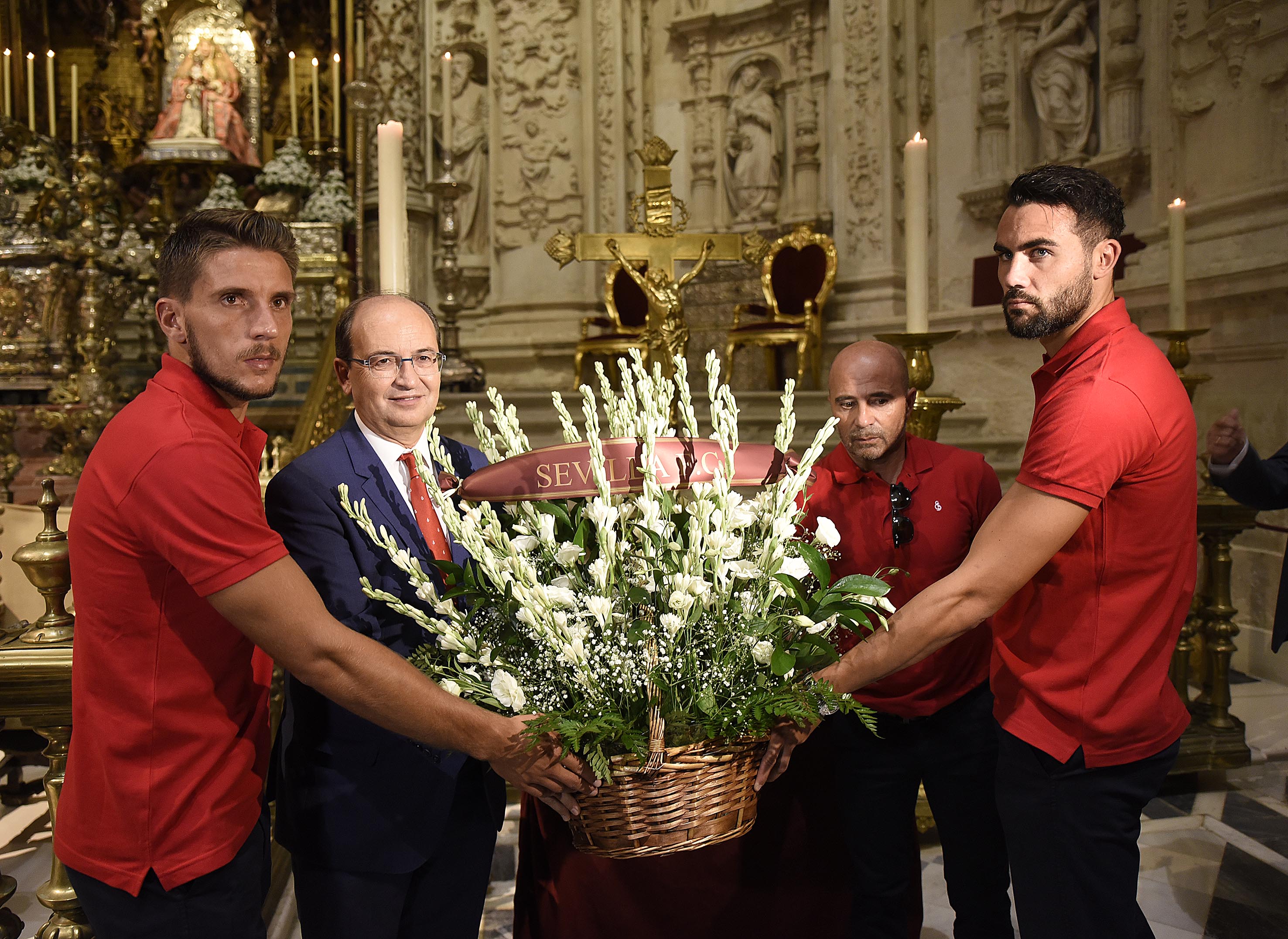 Ofrenda floral del Sevilla FC a la Virgen de los Reyes