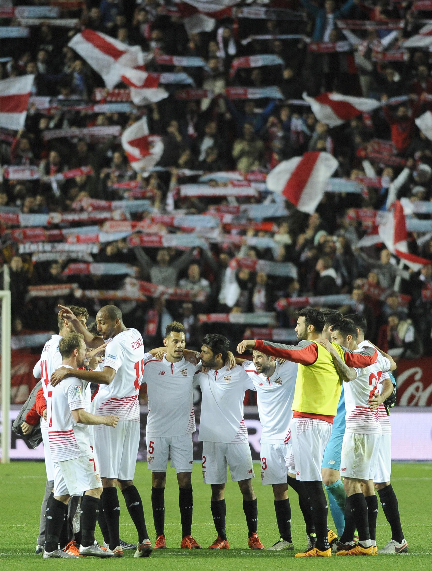 El Sevilla celebró a lo grande la victoria en la ida copera