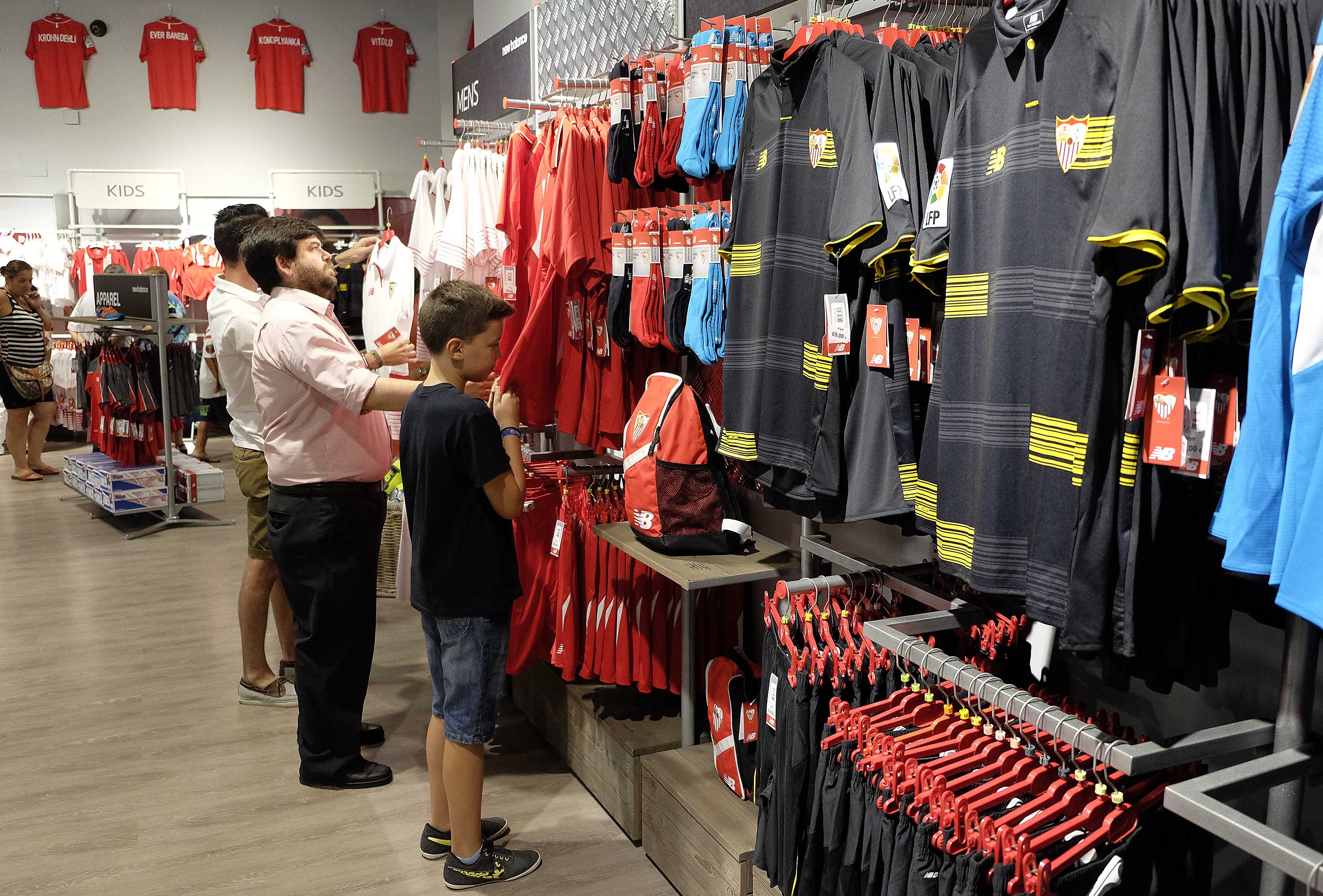 Imagen de la nueva tienda oficial del Sevilla FC
