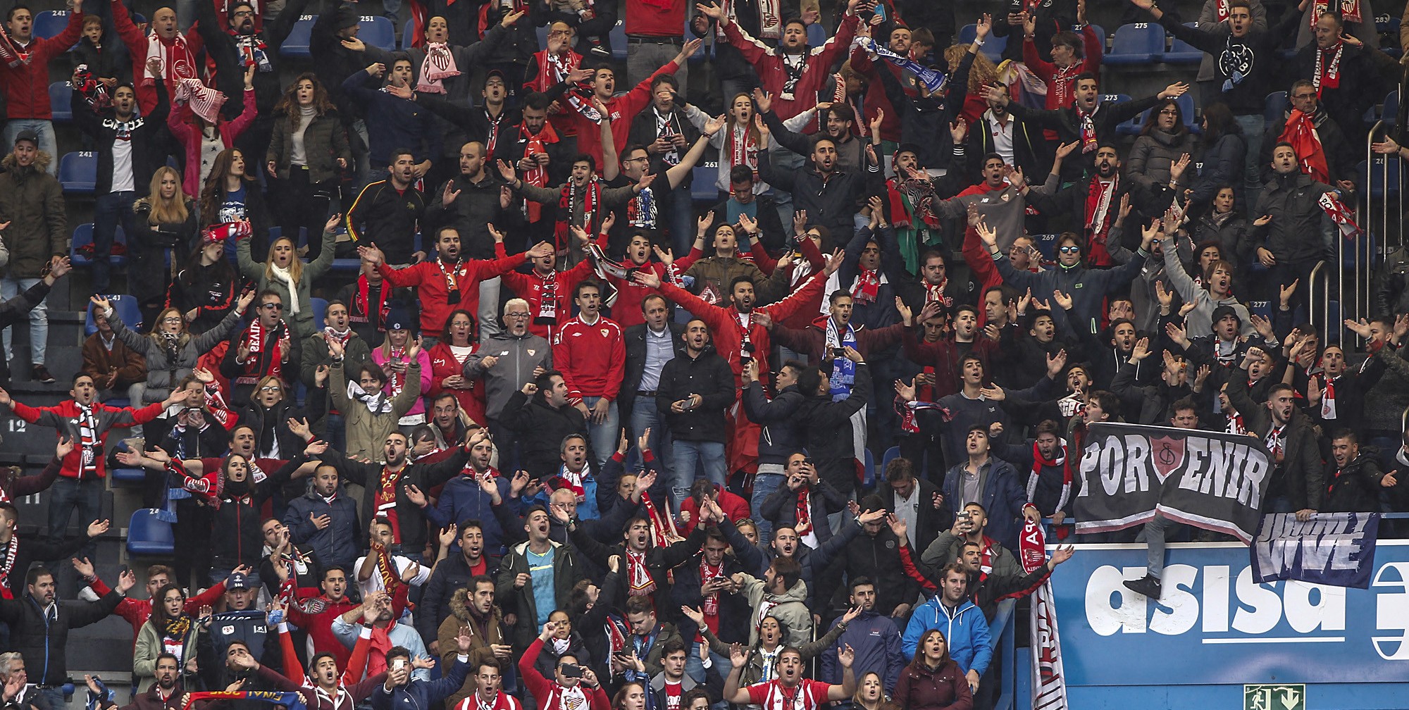 Aficionados del Sevilla FC en Riazor