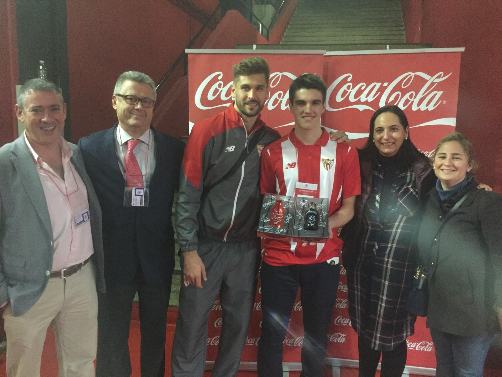 Entrega de la botella solidaria de Coca-Cola por Fernando Llorente
