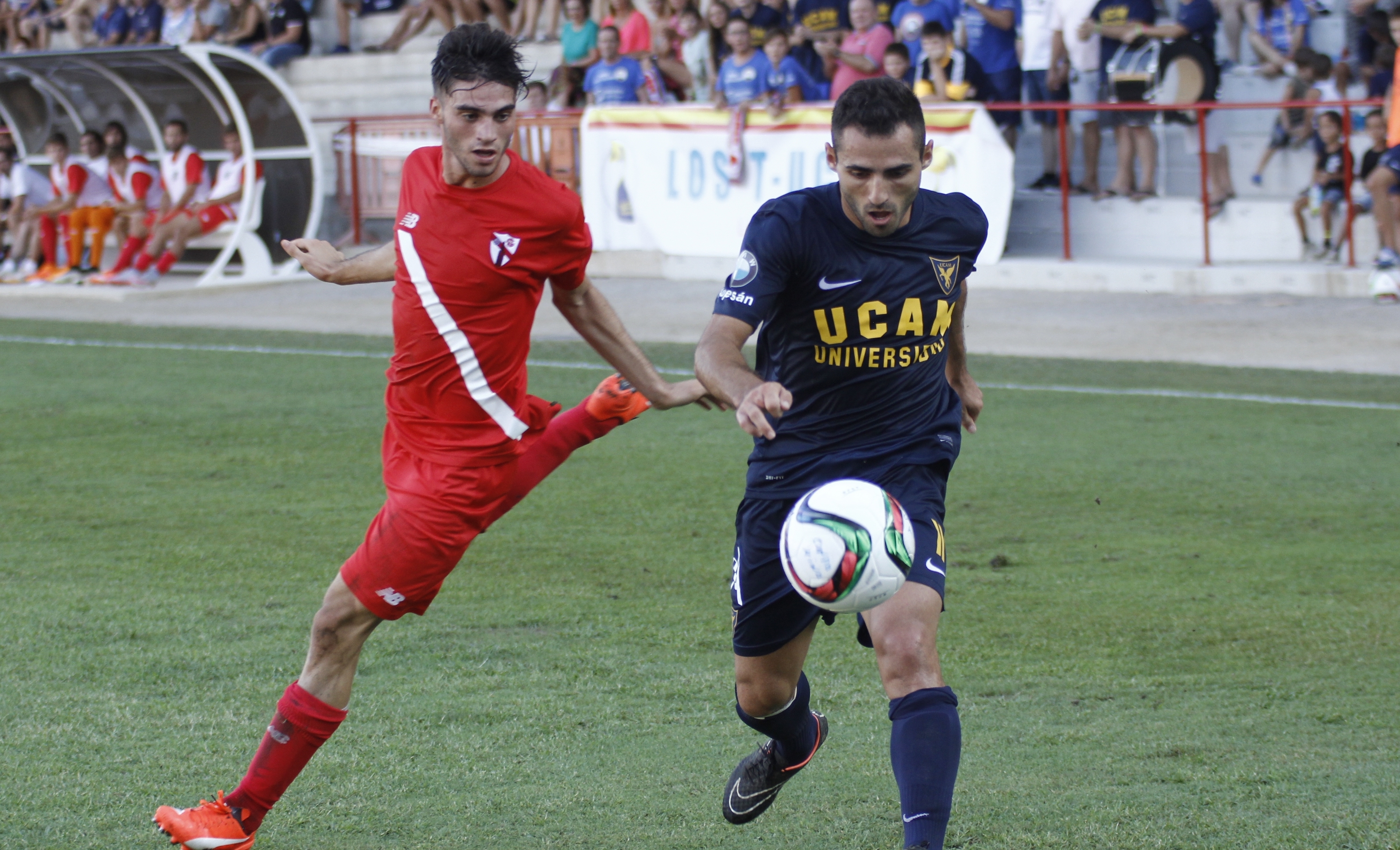 David Carmona lucha un balón con un jugador del UCAM Murcia