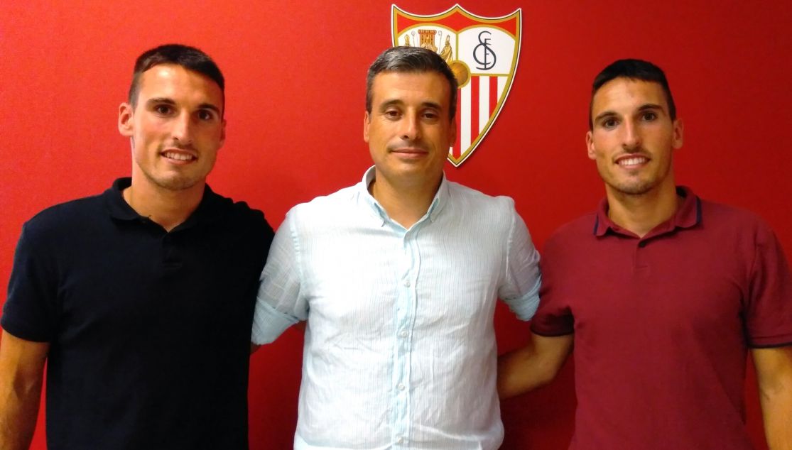 Borja, junto con su hermano Fede, el día de la firma de contrato con el Sevilla