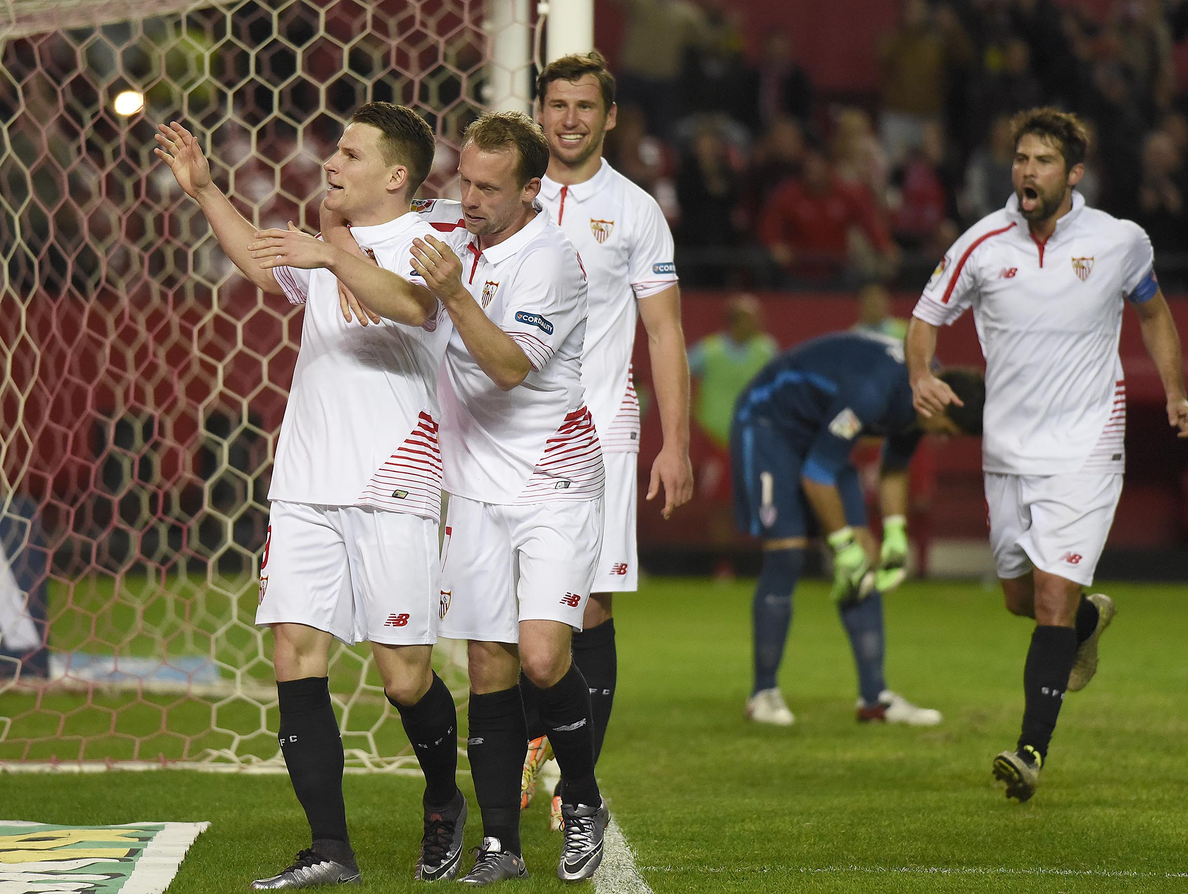 Celebración de gol del Sevilla ante el Athletic 