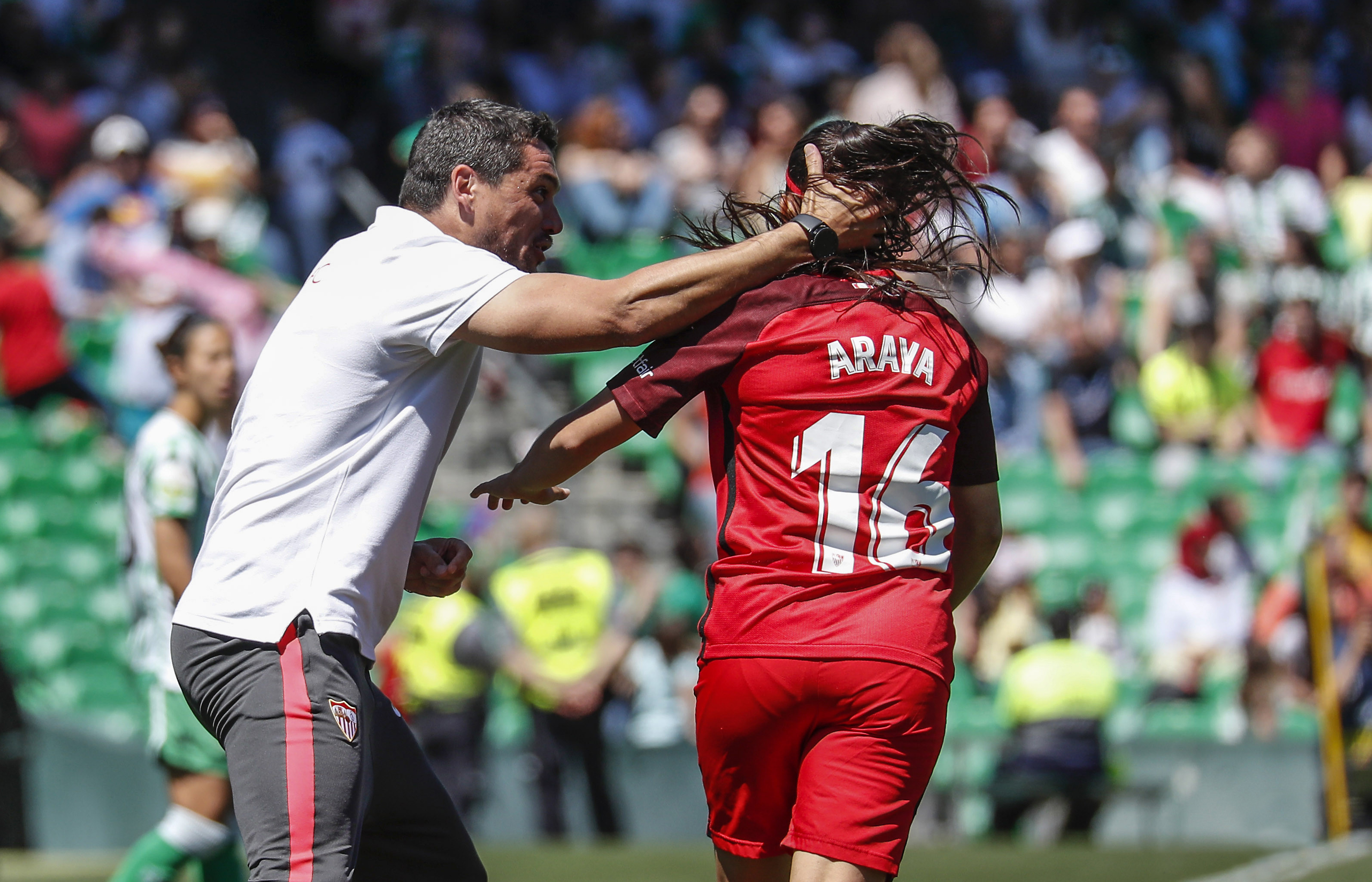 Cristian Toro, entrenador del primer equipo femenino del Sevilla FC, felicita a Karen Araya después de anotar el gol del empate en El Gran Derbi