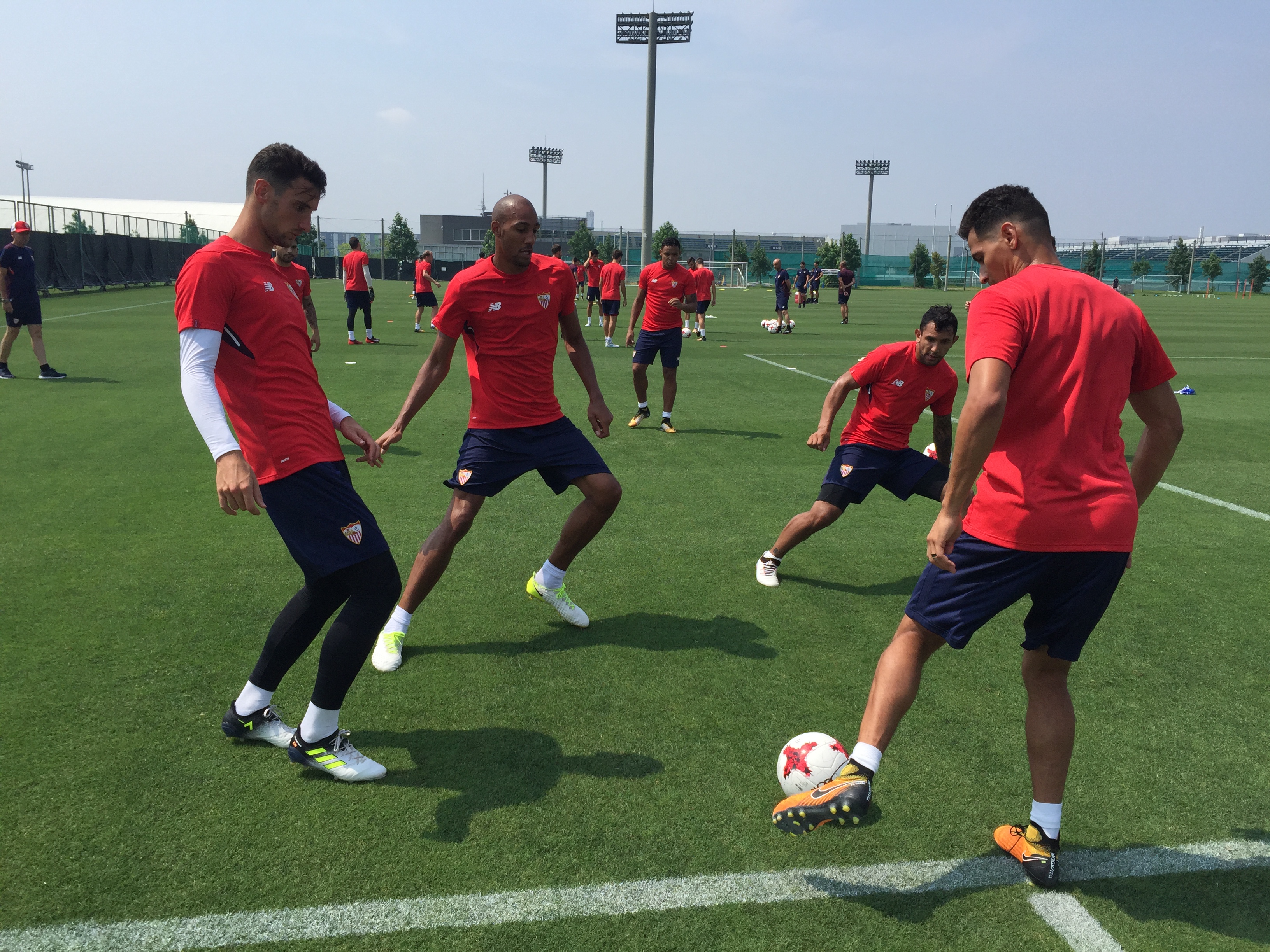 Rondo en el entrenamiento del Sevilla FC en Osaka