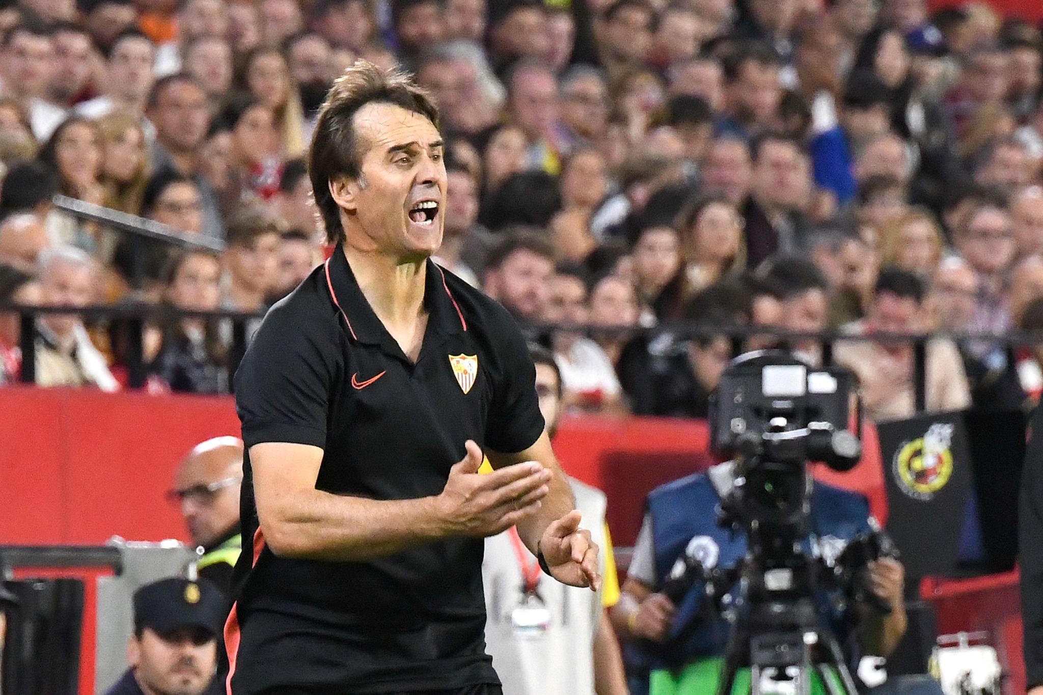 Julen Lopetegui giving instructions to his team during the draw against Atlético