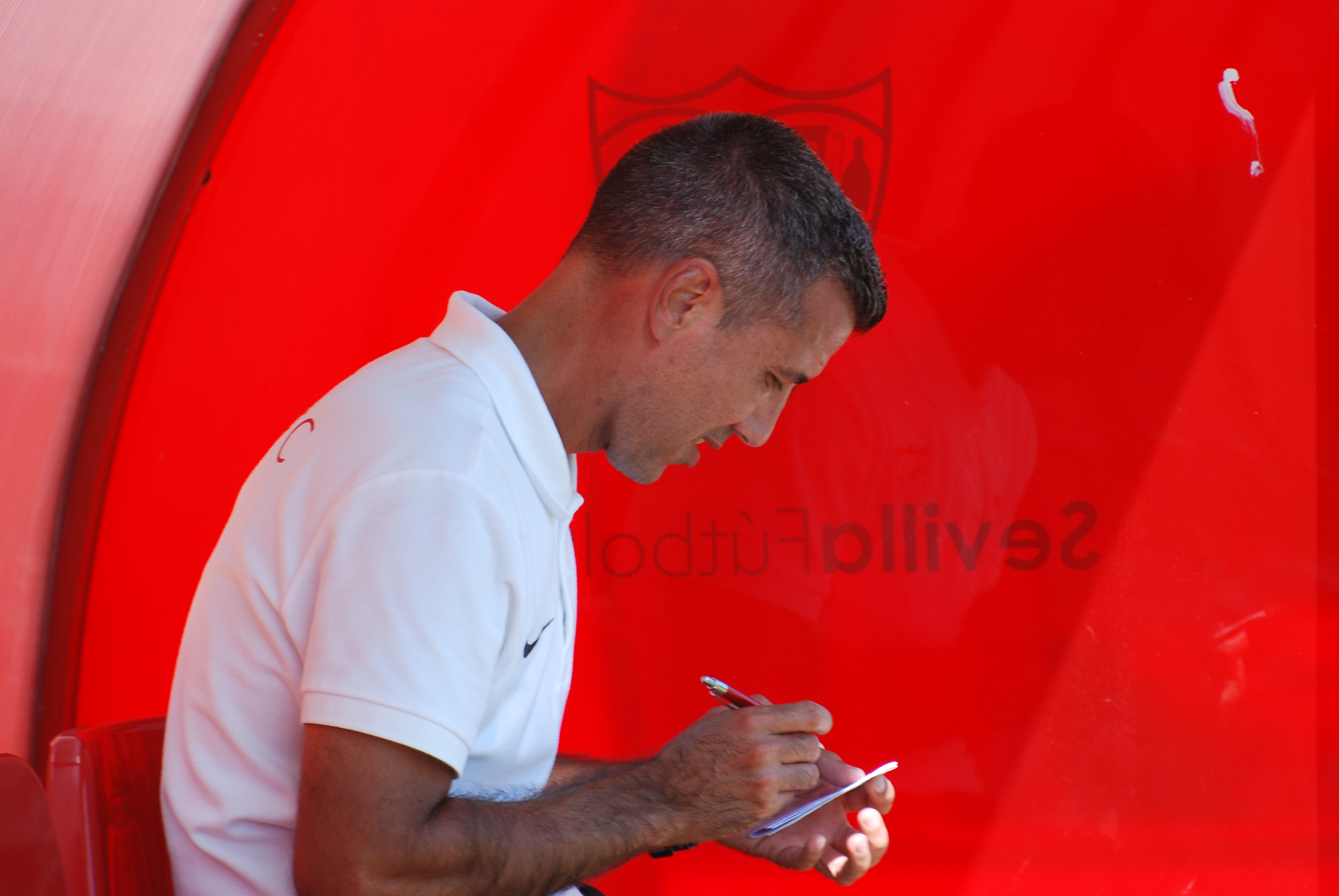 Paco García, entrenador del primer equipo femenino del Sevilla FC, toma notas en su libreta durante un partido de su equipo