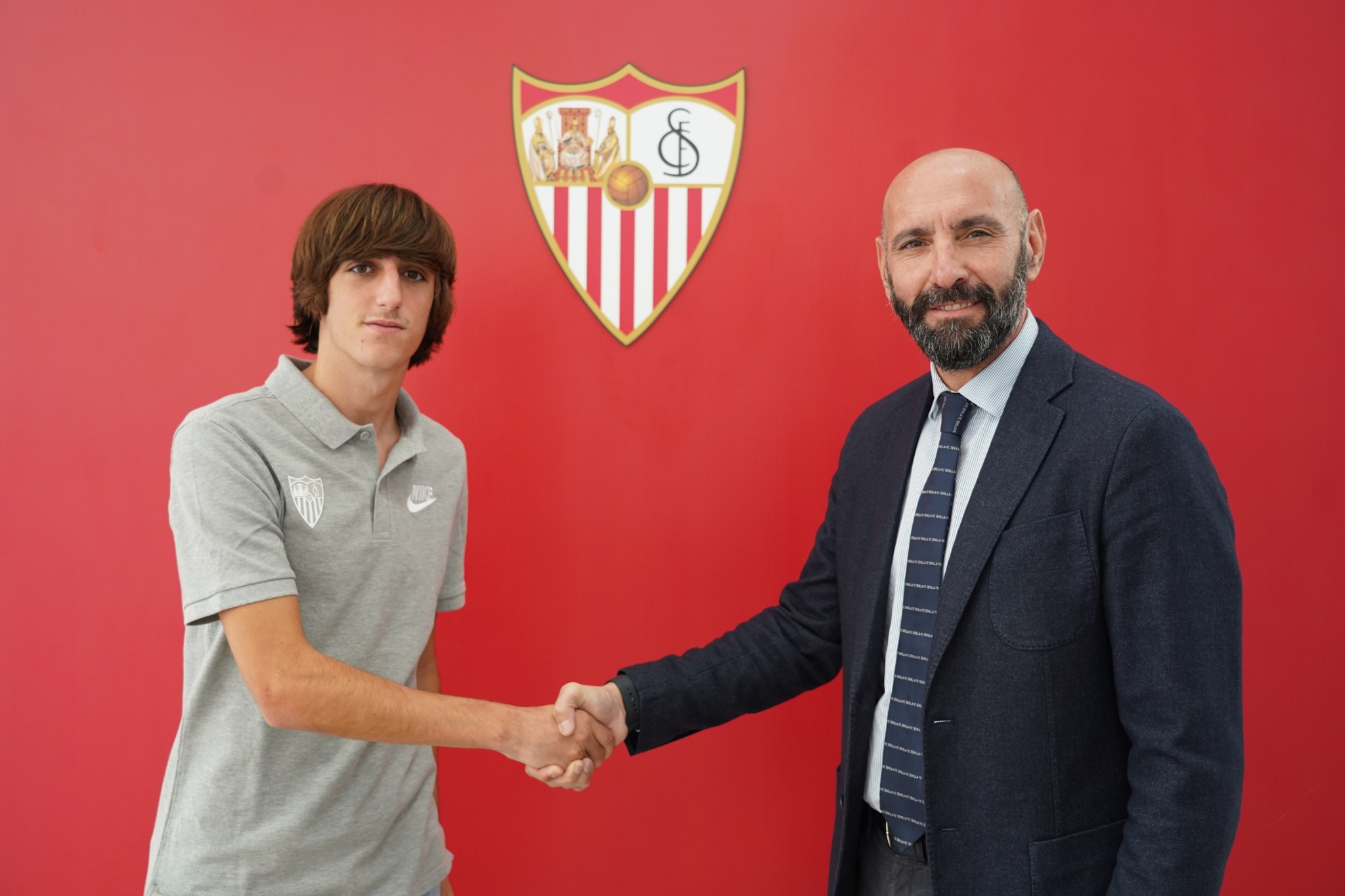 Bryan Gil, con Monchi, en la renovación de su contrato con el Sevilla FC