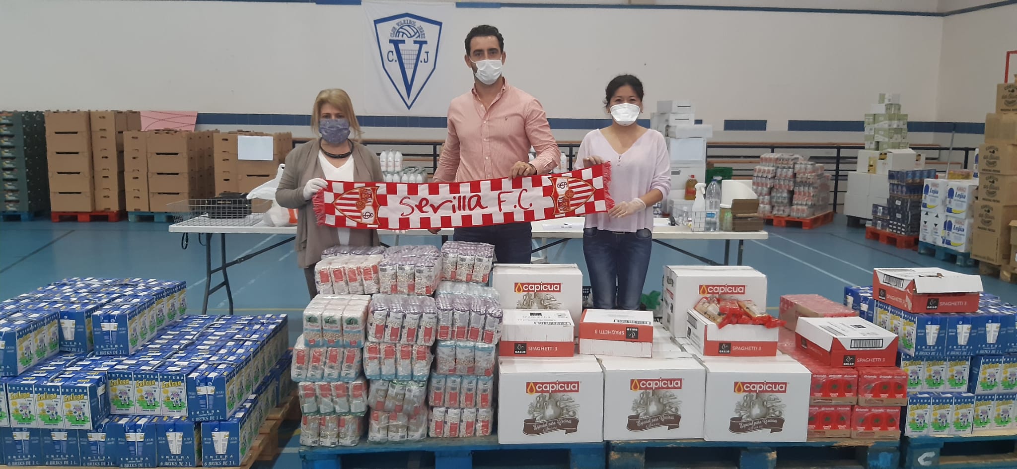 Recogida de alimentos de la Peña Sevillistas en Jerez