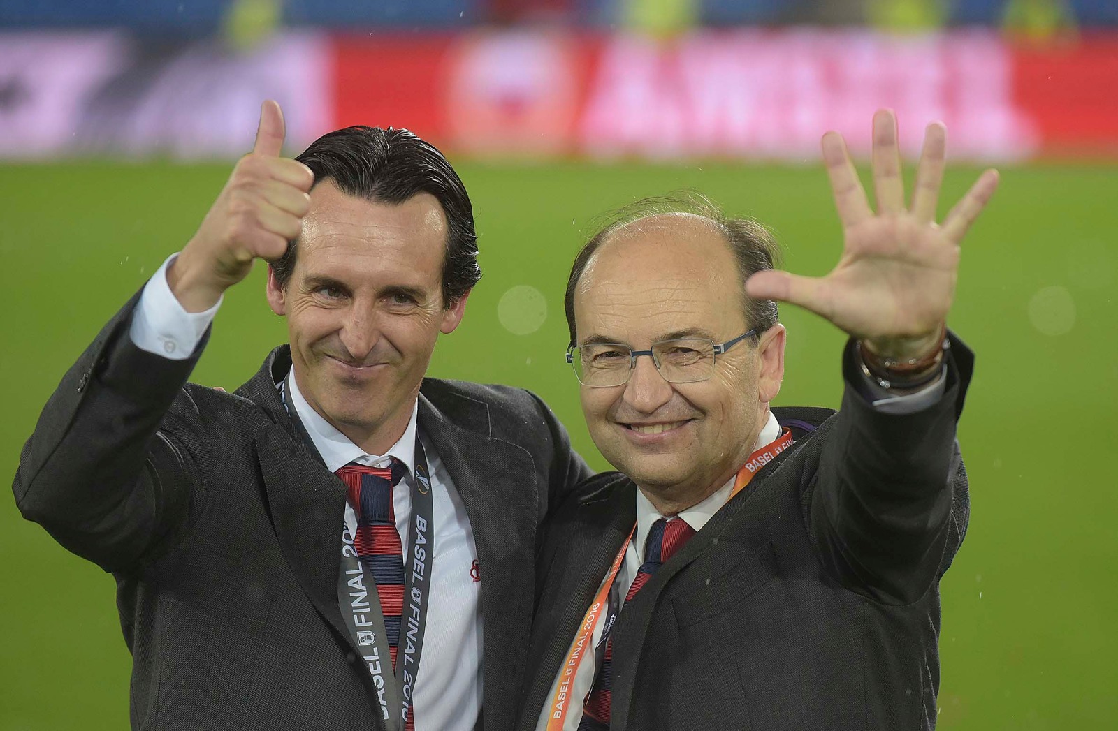 Unai Emery y José Castro celebran la quinta UEFA Europa League 