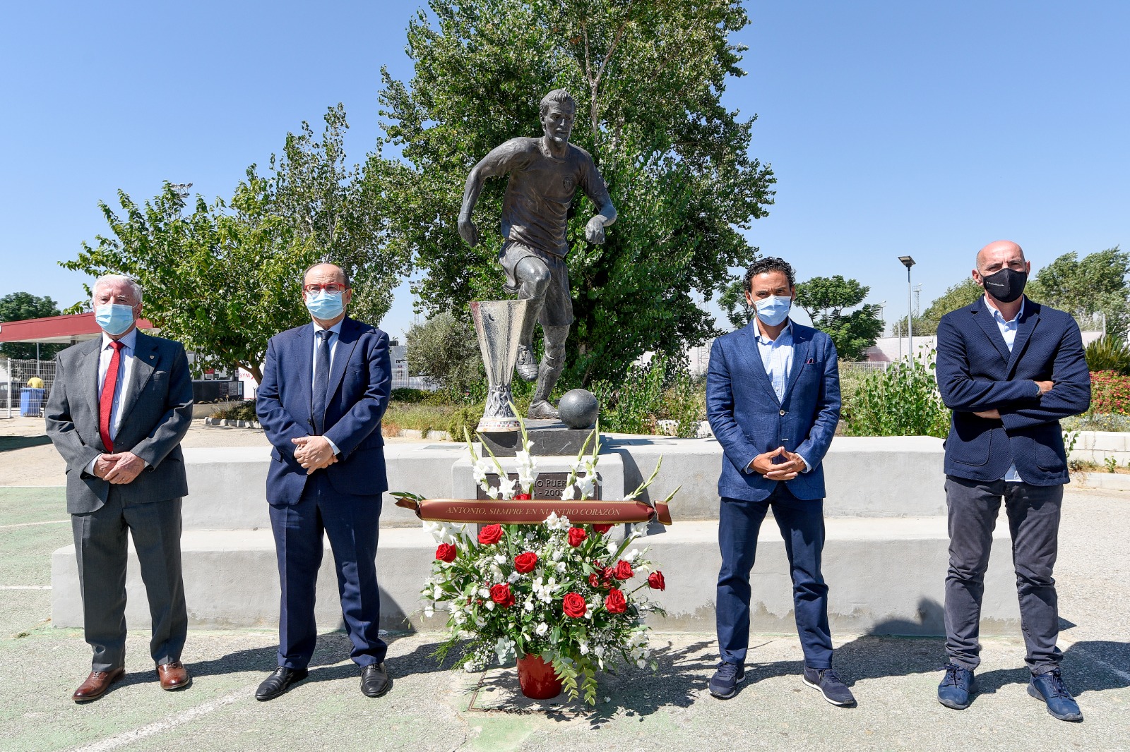 ofrenda floral y de la sexta UEL en la estatua de Antonio Puerta