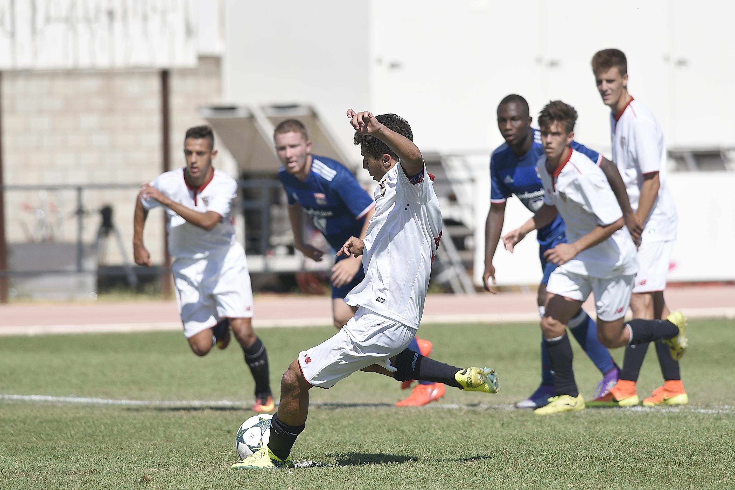 Mena del Sevilla FC ante el Olympique en la Youth League