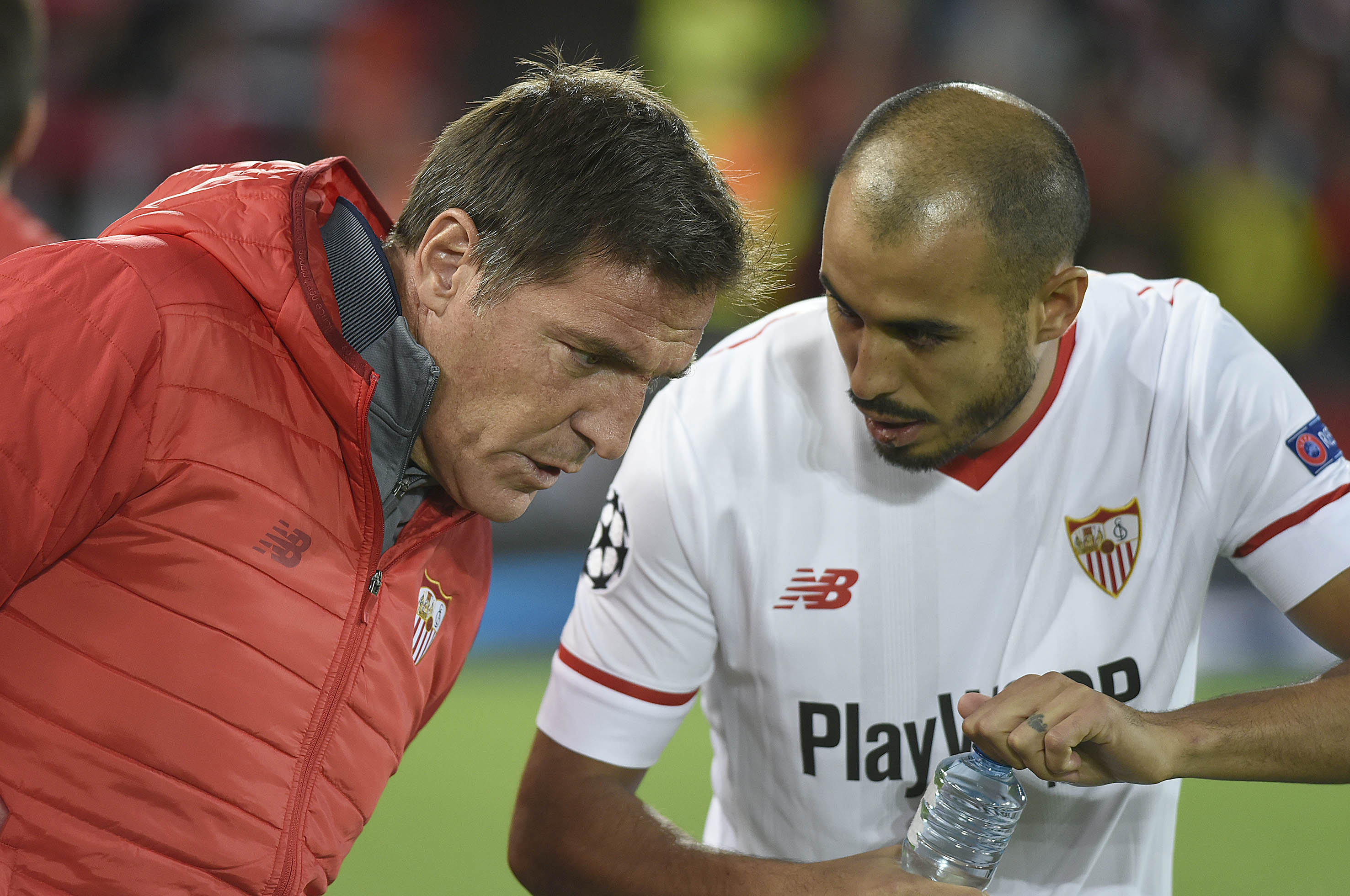Berizzo charla con Pizarro en el encuentro ante el Liverpool CF