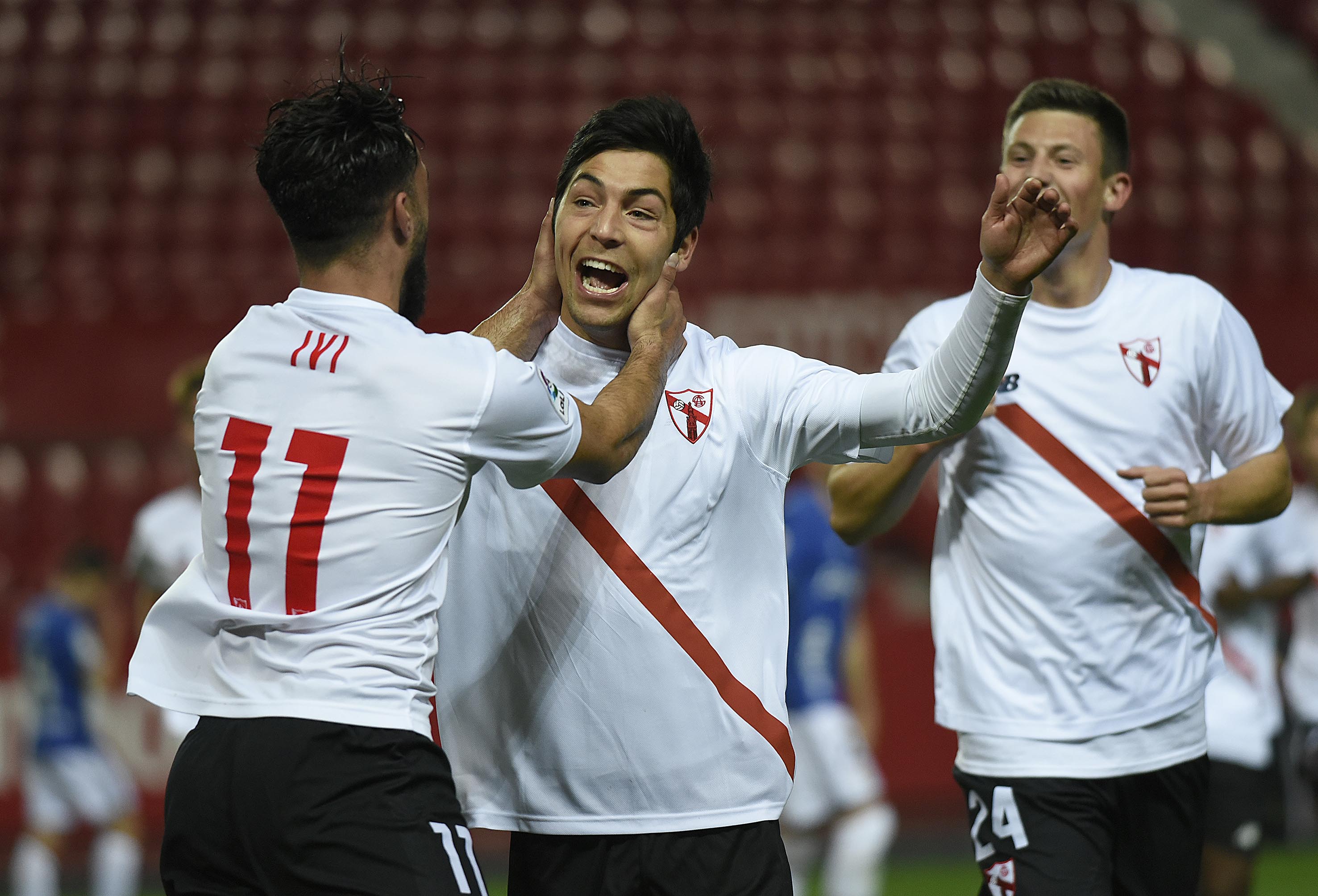 Borja Lasso celebra un gol junto a Ivi y Marc Gual