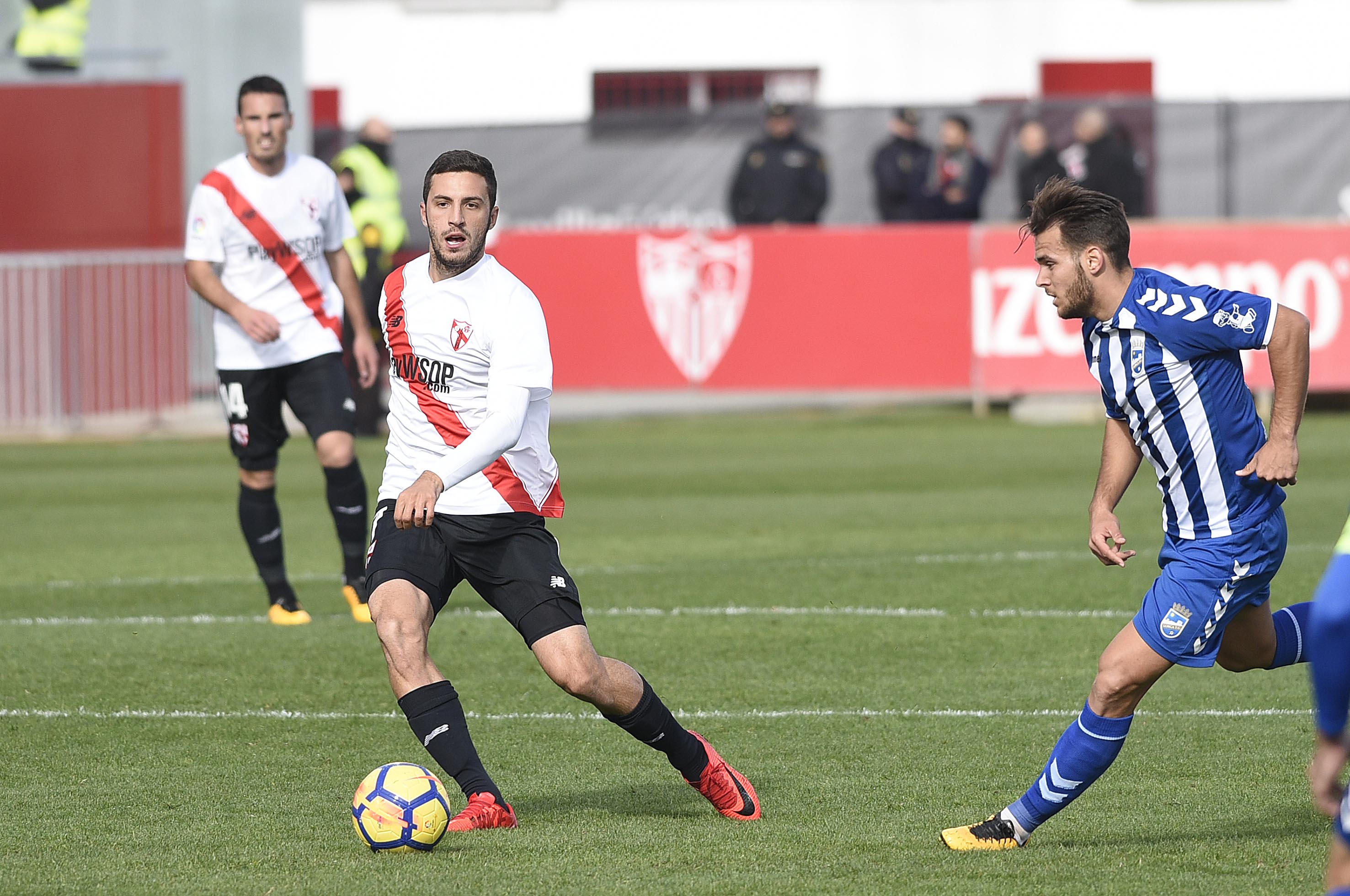 Aburjania del Sevilla Atlético ante el Lorca FC