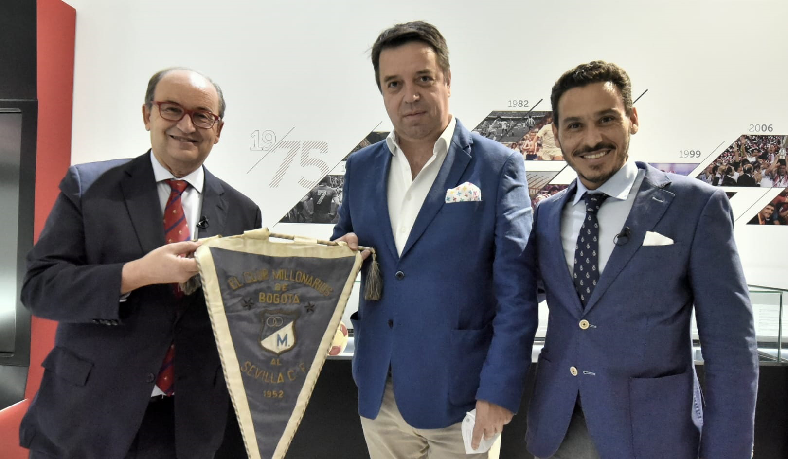 José Castro, Gustavo Serpa y José María del Nido Carrasco, con el banderín del Sevilla-Millonarios