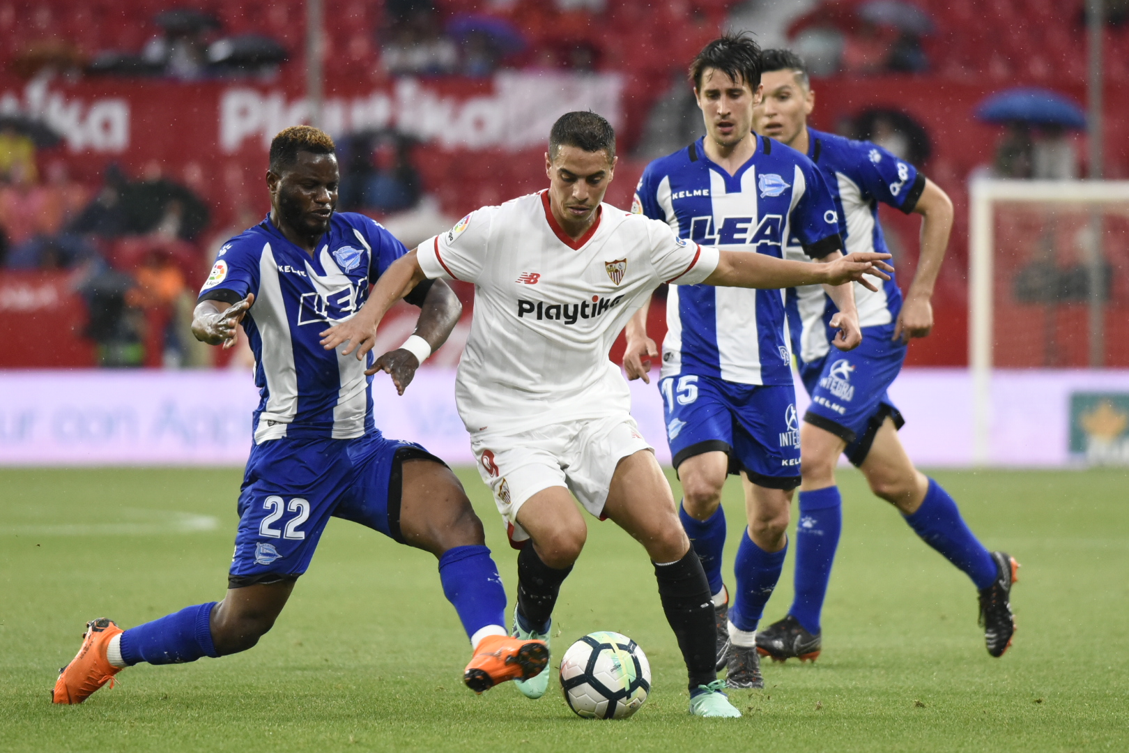 Ben Yedder del Sevilla FC ante el Deportivo Alavés