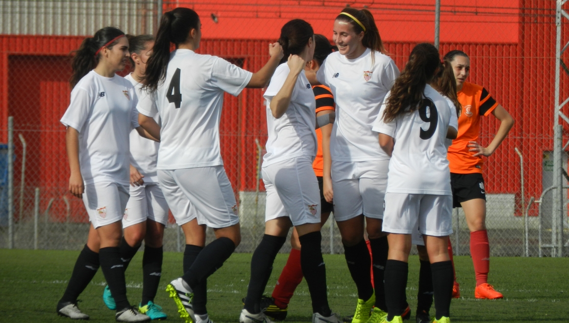 El Sevilla Femenino celebra un gol ante el Luis de Camoens