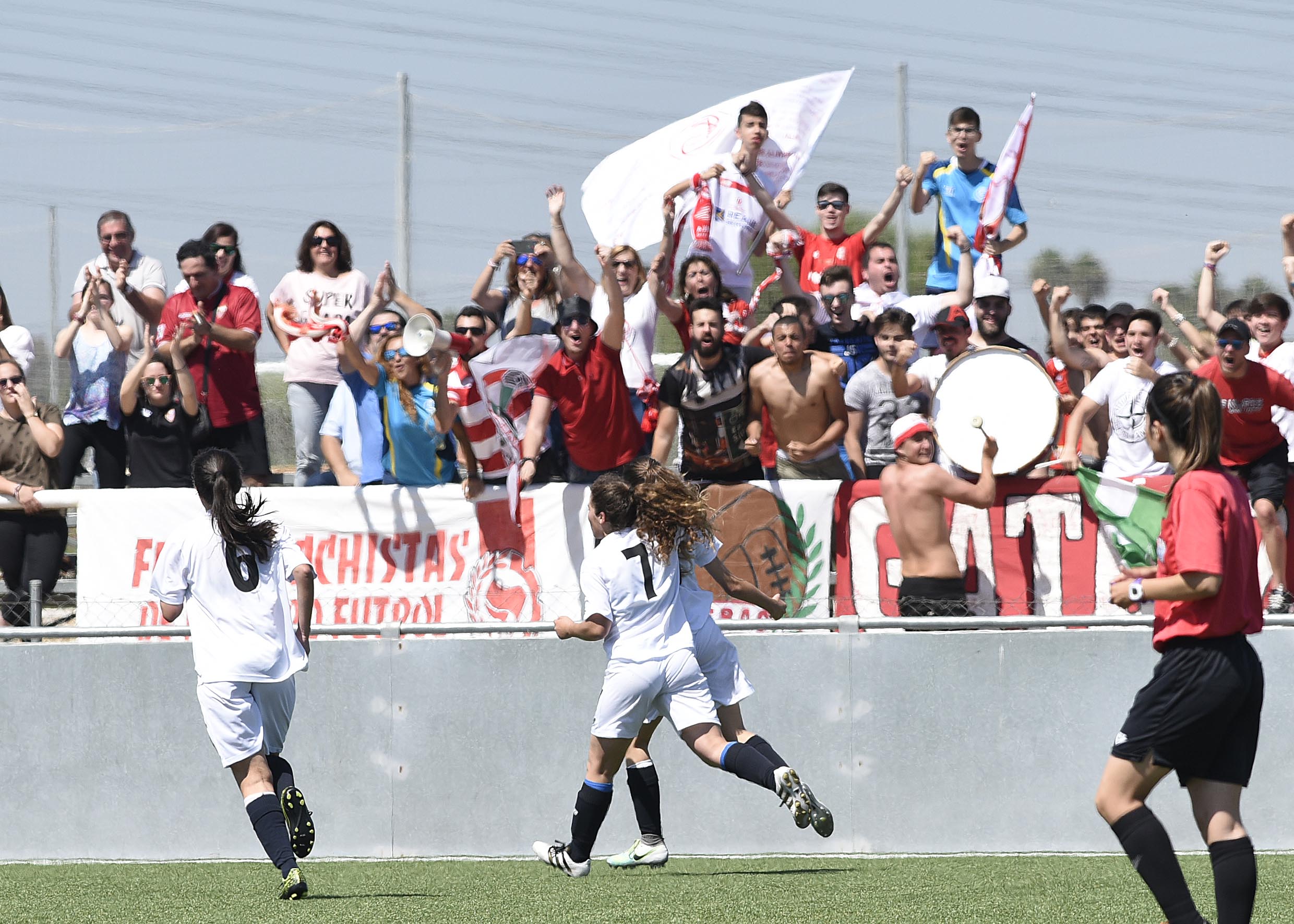 El Sevilla Femenino celebra un gol