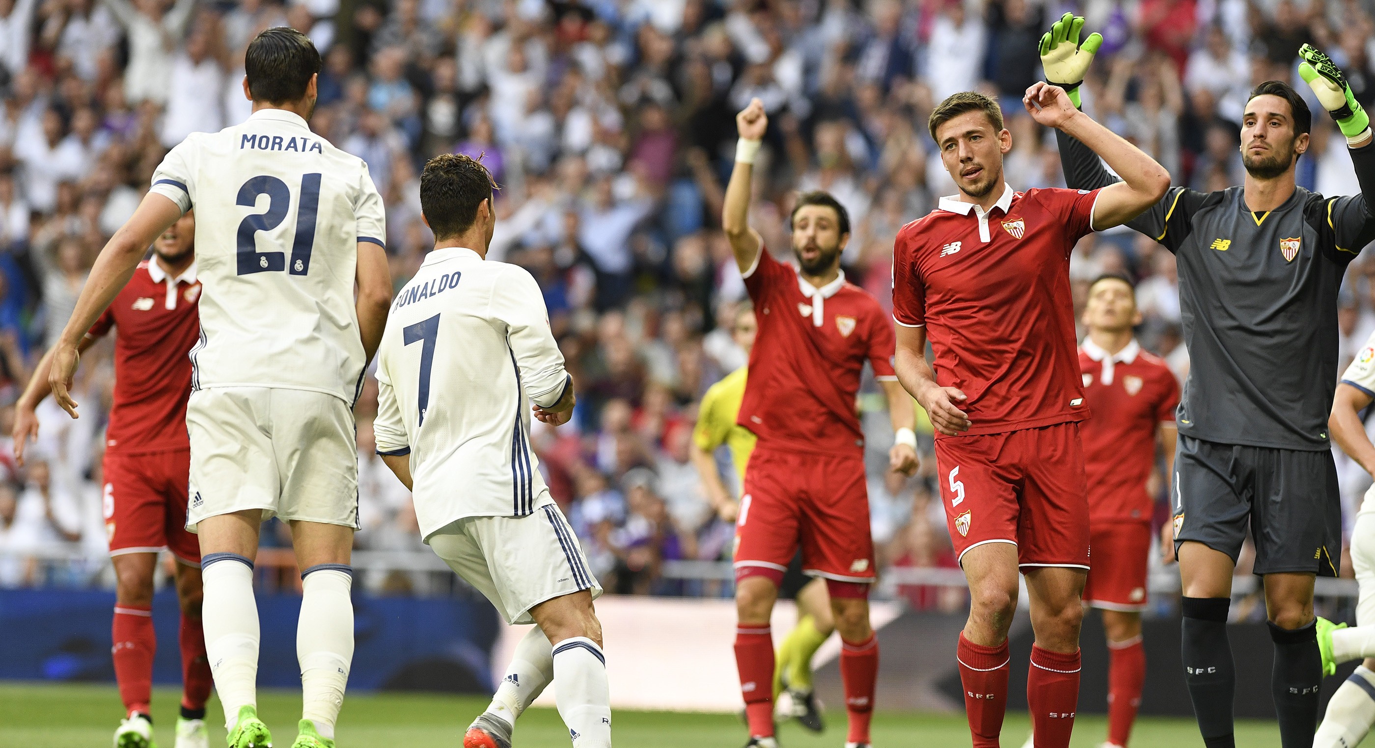 Pareja y Lenglet tras el gol de Cristiano Ronaldo