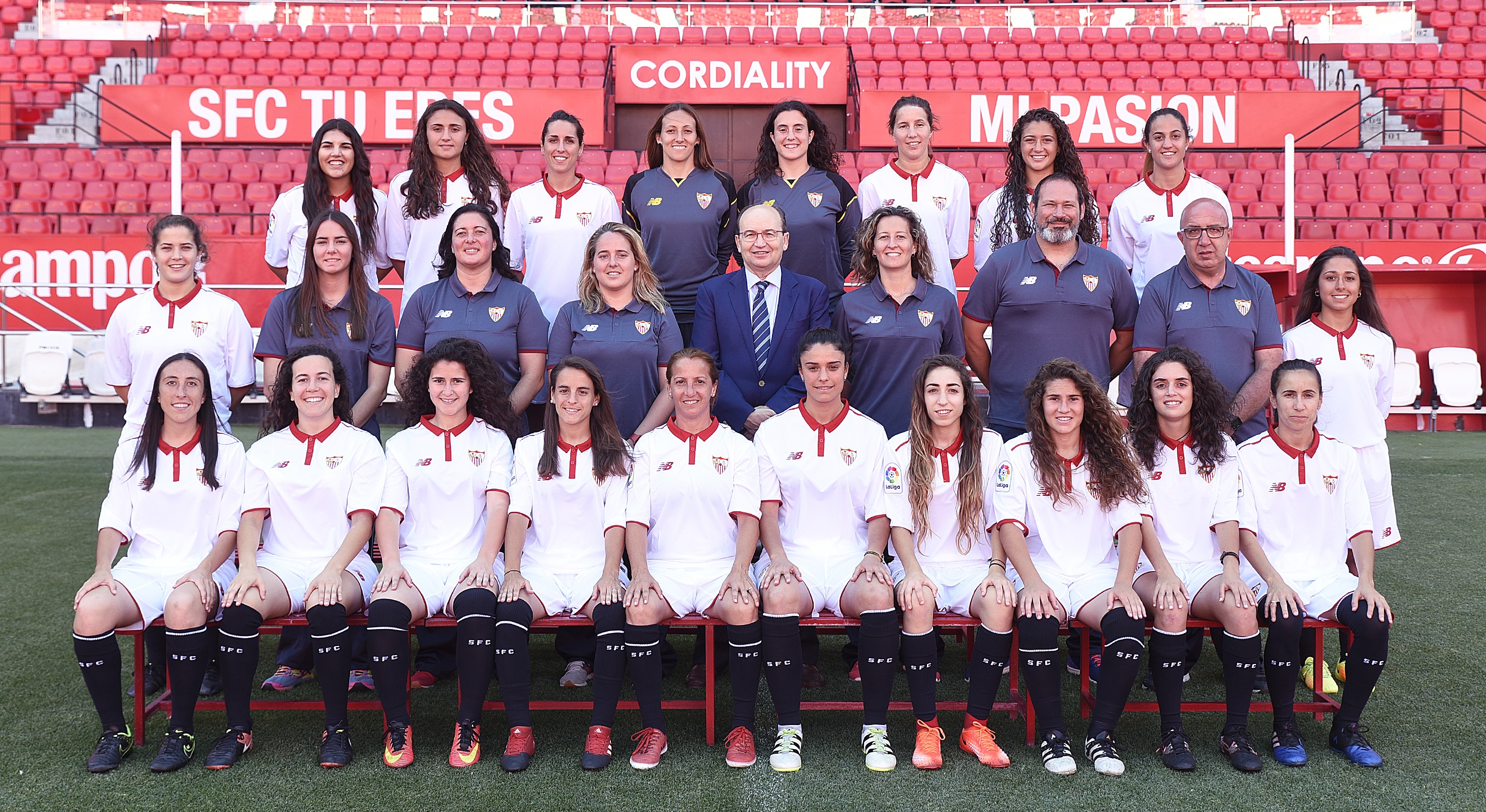 Imagen conmemorativa del Sevilla FC Femenino por su ascenso a la Liga Iberdrola