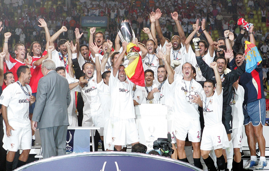 El Sevilla FC recibe la Supercopa de Europa en 2006