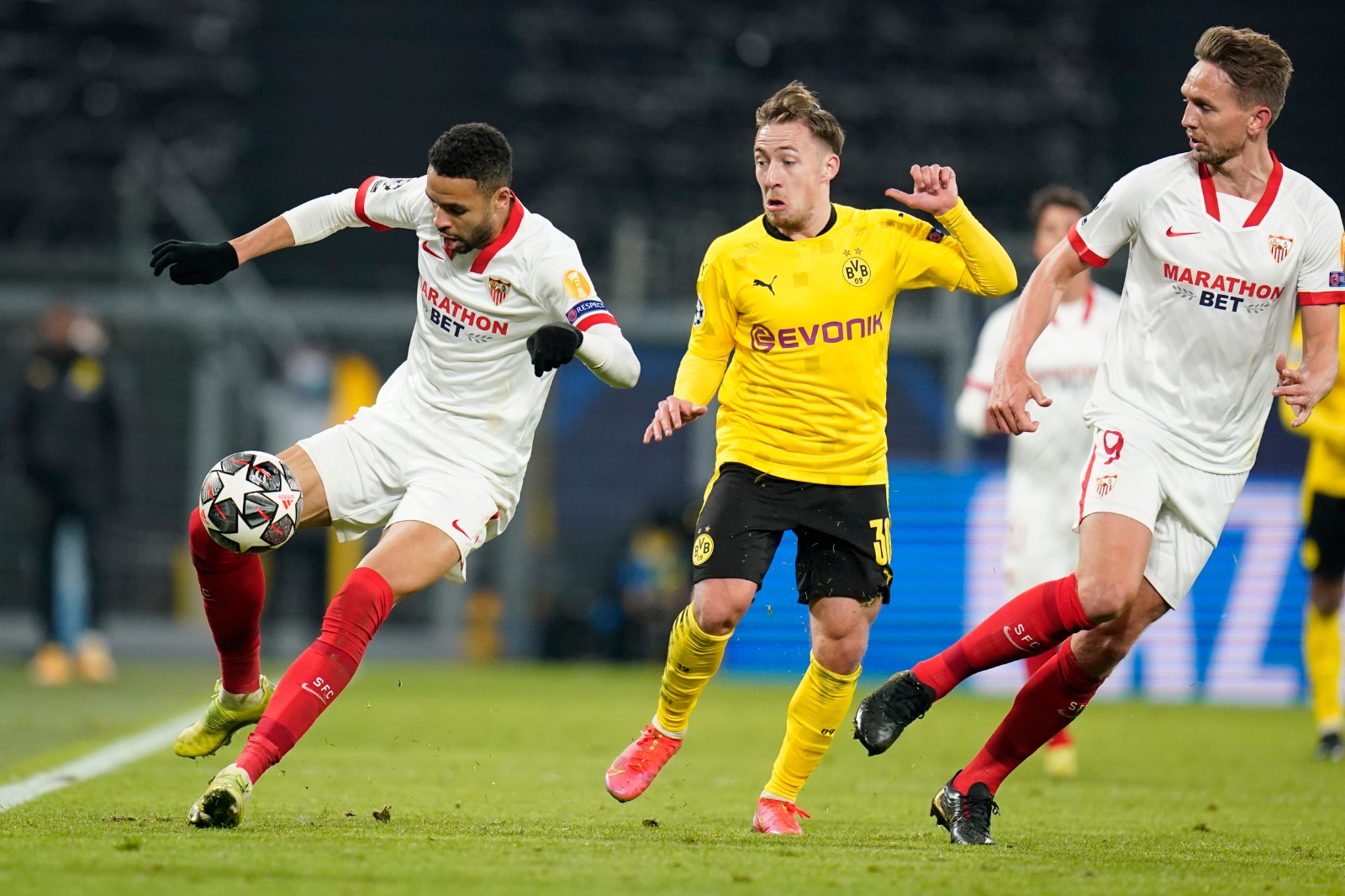 En-Nesyri del Sevilla FC ante el Borussia Dortmund