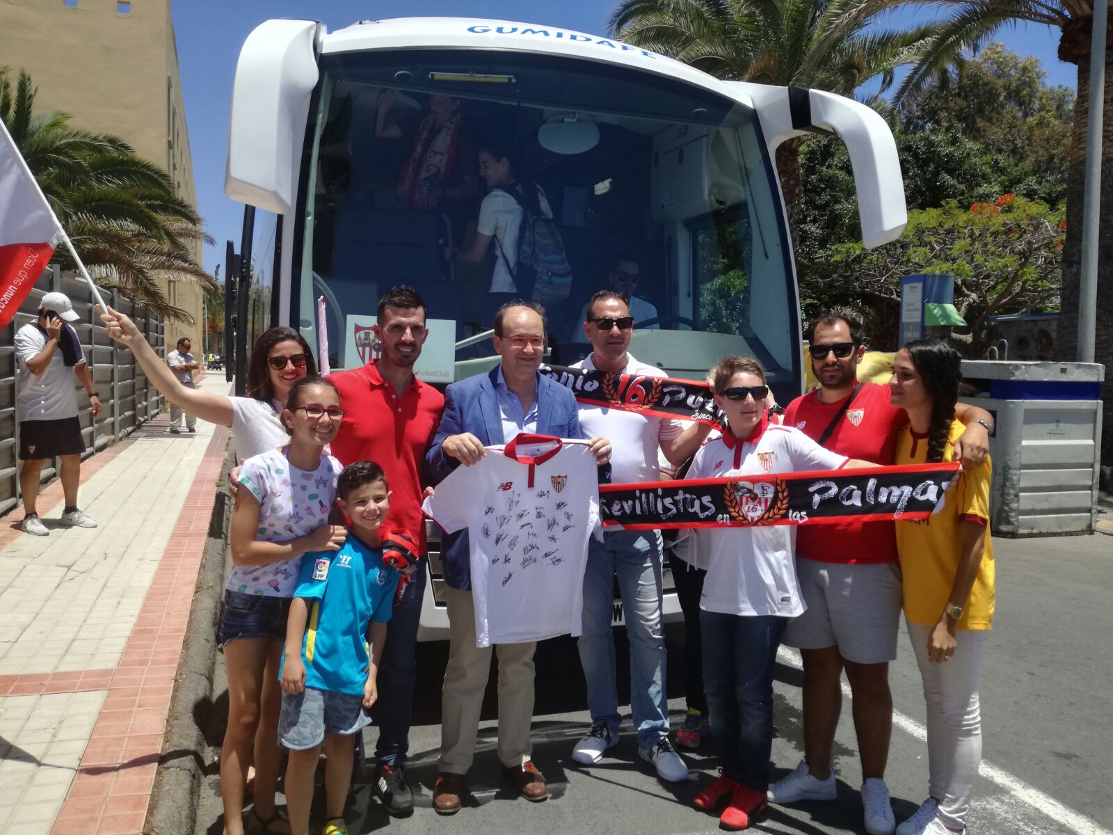 El presidente en Gran Canaria con aficionados sevillistas