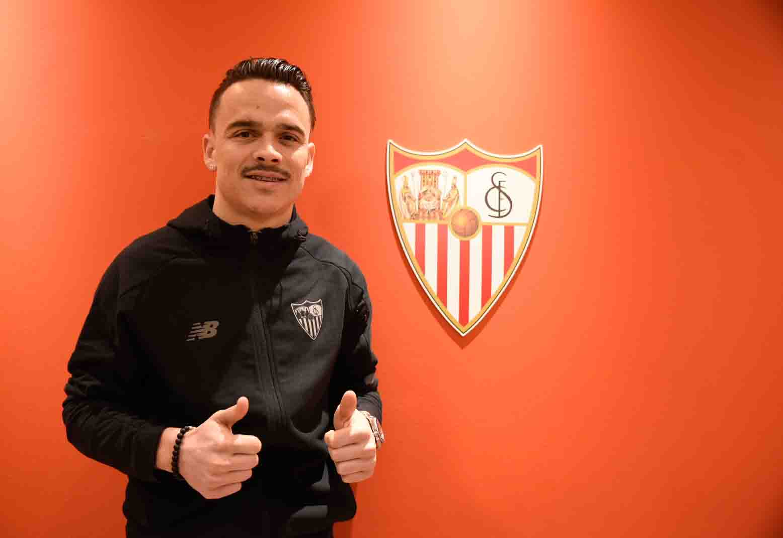 Roque Mesa poses as a Sevilla player 
