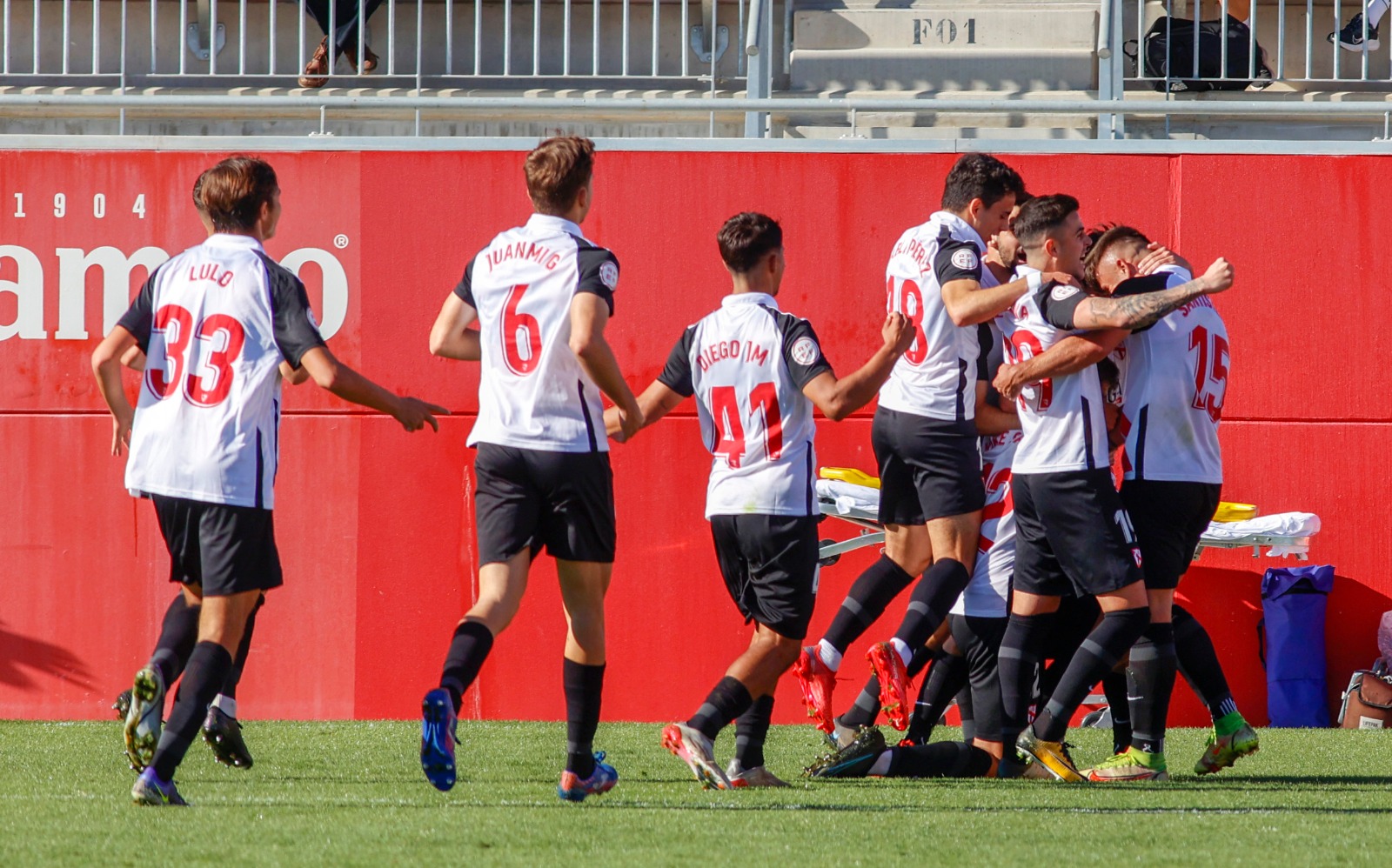 Los jugadores del Sevilla Atlético celebran un gol