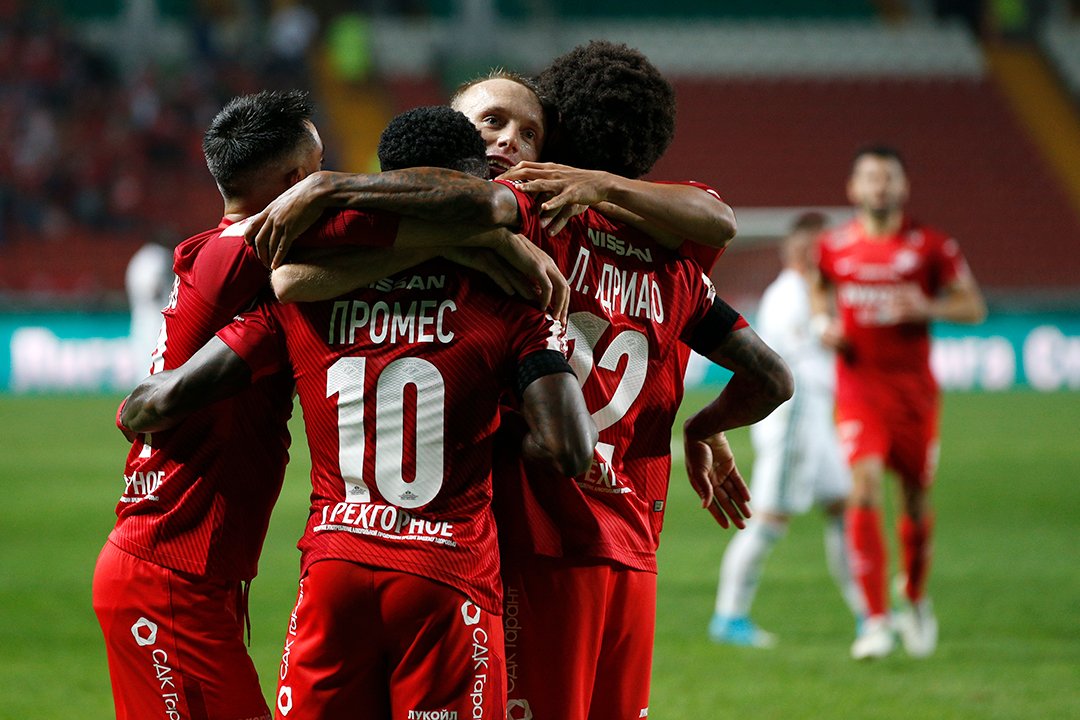 Los jugadores del Spartak celebran un gol