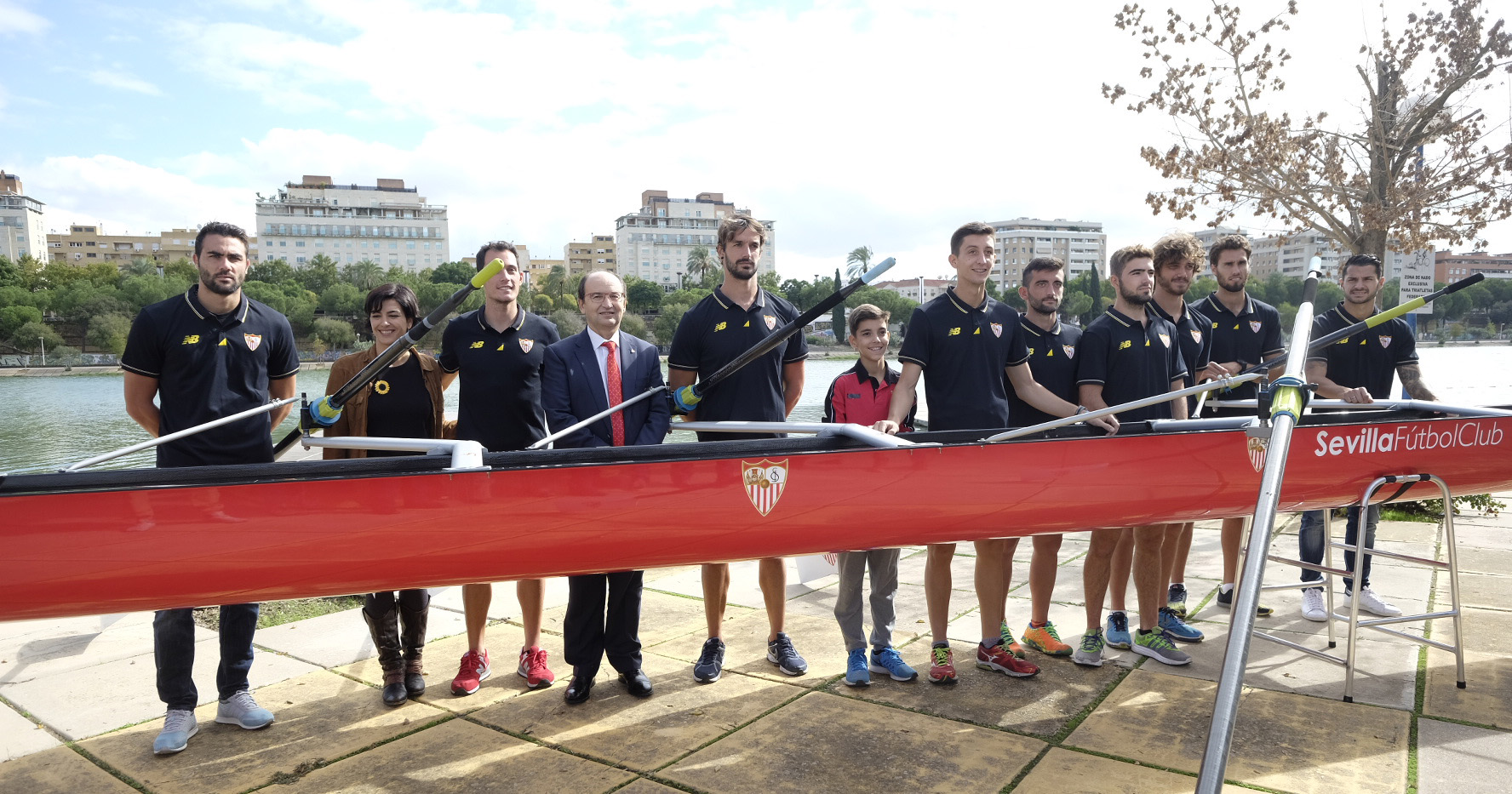 Presentación del nuevo barco del Sevilla FC con el presidente José Castro, Iborra y Vitolo
