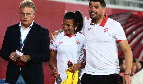 Cristian Toro abraza a Pamela González tras el gol