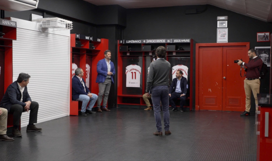 Sesión de coaching empresarial en el vestuario del Sevilla FC