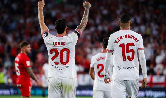 Isaac y En-Nesyri celebran un gol