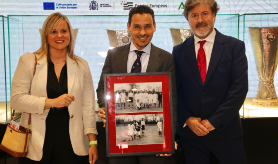 Los familiares de Veguilla Alcántara, junto al presidente del Sevilla FC.
