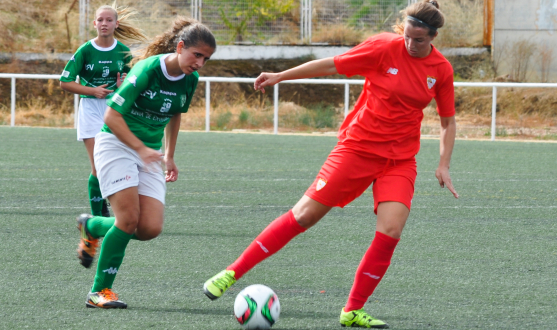 Jenni del Sevilla FC Femenino ante La Cruz Villanovense