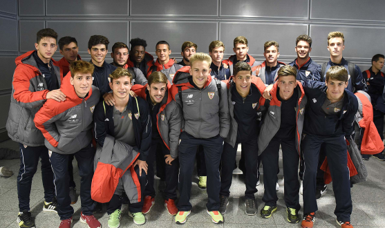 El Sevilla FC Juvenil en el Aeropuerto de Dusseldorf