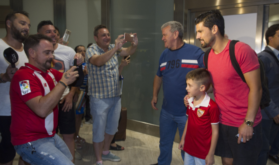 Nolito con aficionados del Sevilla FC en San Pablo