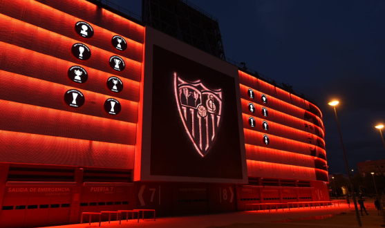 El Estadio Sánchez-Pizjuán, iluminado el 10 de mayo de 2020