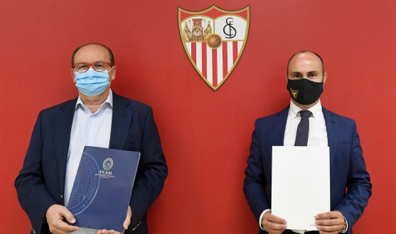 Firma del acuerdo entre el Sevilla FC y la UCAM