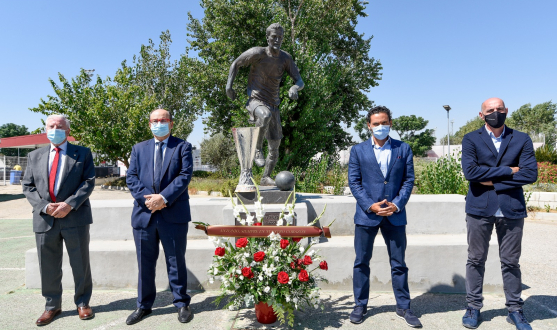 ofrenda floral y de la sexta UEL en la estatua de Antonio Puerta