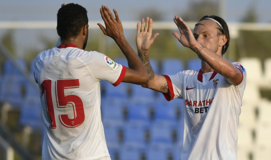 En-Nesyiri y Rakitic celebran uno de los goles del Sevilla FC