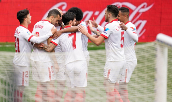 El Sevilla FC celebra el segundo tanto en Ipurúa