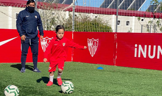 El equipo Bebé del Sevilla FC se ejercita en la ciudad deportiva