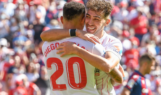 Diego Carlos celebrates his goal against Levante UD
