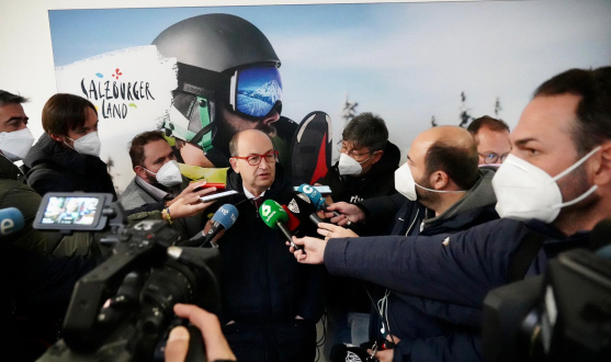 José Castro atiende a los medios en la llegada a Salzburgo