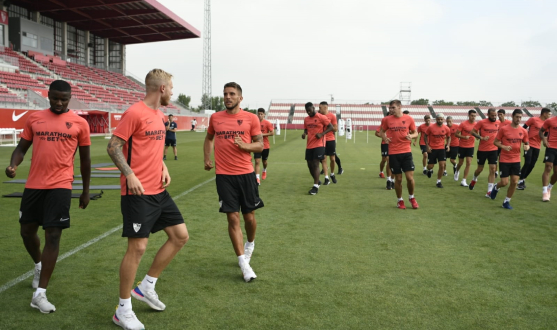 El Sevilla FC se ejercita antes de viajar a Estados Unidos